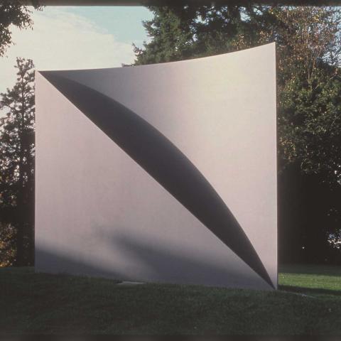 Robert Maki's sculpture Curve/Diagonal. Full description in body text.