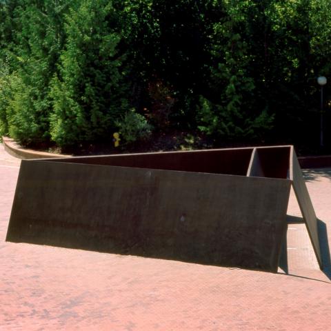 Richard Serra's sculpture Wright's Triangle side view. Full description in body text.